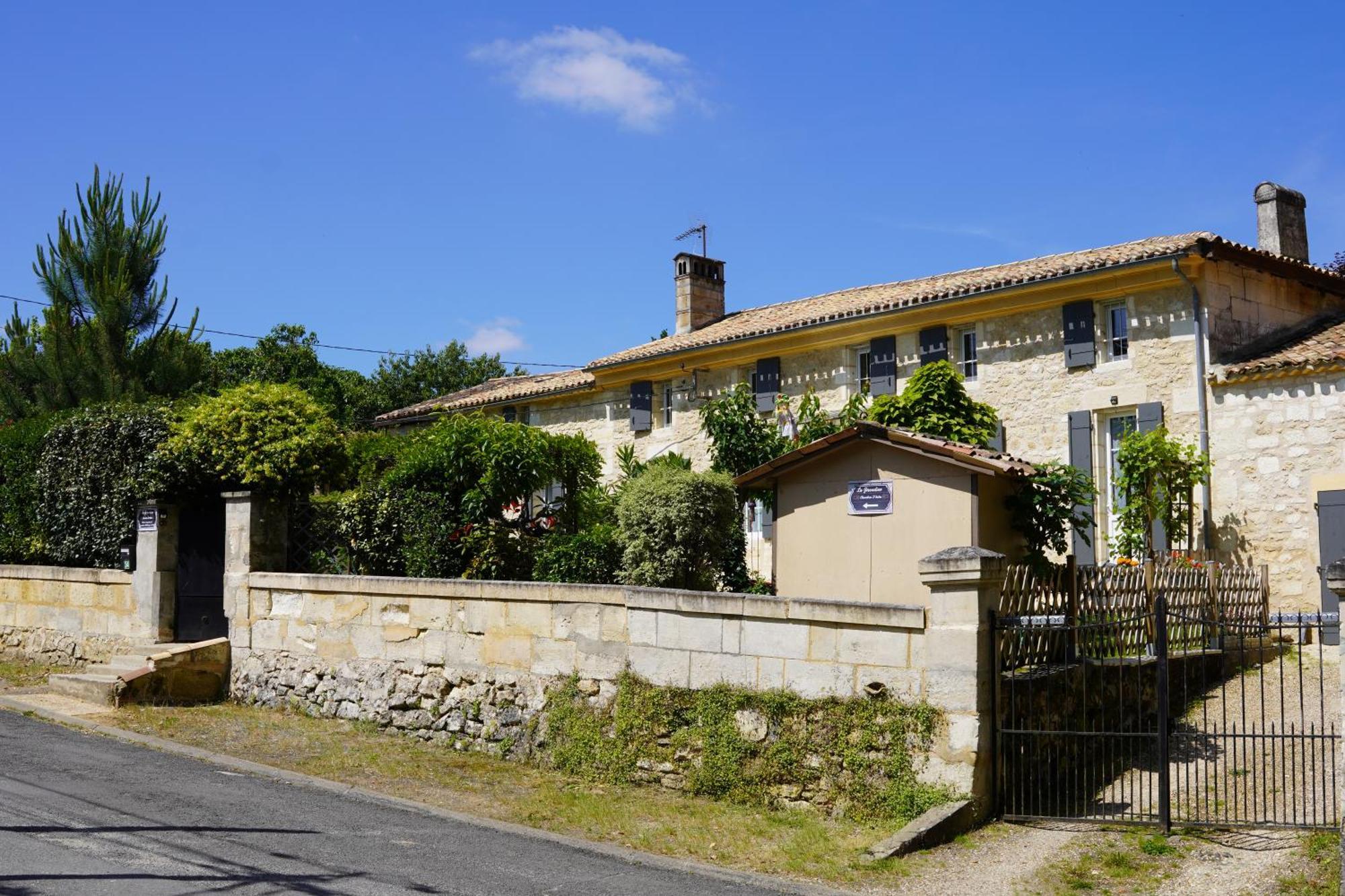 Bed and Breakfast La Girondine Galgon Екстер'єр фото